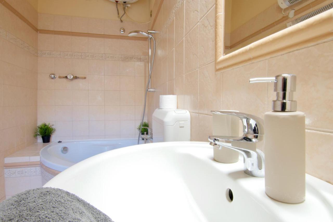 Standard Apartment by Hi5 - Nyugati square Budapest Bagian luar foto